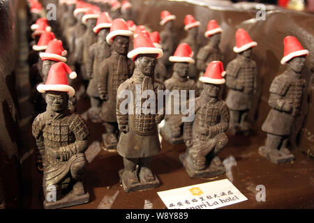 Mini de terre cuite, fabriqué à partir de chocolat Belge et wearing Santa hats, sont affichées à l'Xi¯un Shangri-la Hotel à Xi'¯ville, Territoires du Chi Banque D'Images