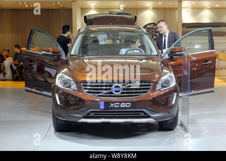 --FILE--un visiteur fait l'essai d'une Volvo XC60 sur l'affichage à une auto show de Nanjing, Jiangsu province de Chine orientale, 3 octobre 2014. Mak auto suédoise Banque D'Images