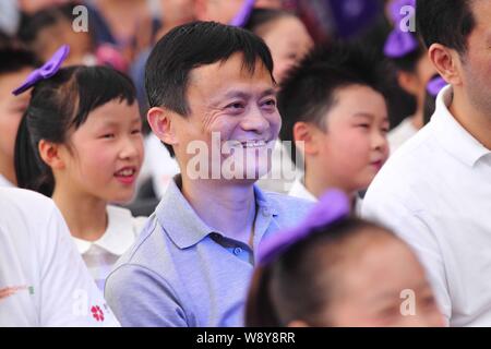 Jack Ma Yun, centre, Président du Groupe d''Alibaba, sourit à un événement de bienfaisance sur la Journée mondiale du Coeur à Hangzhou, ville de la Chine de l'est la province du Zhejiang, 28 Banque D'Images