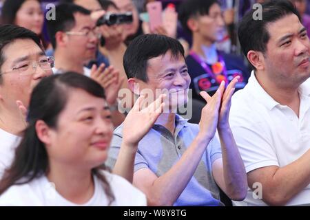 Jack Ma Yun, centre, Président du Groupe d''Alibaba, applaudit à un événement de bienfaisance sur la Journée mondiale du coeur de la ville de Hangzhou, province de Zhejiang en Chine de l'Est, 2 Banque D'Images