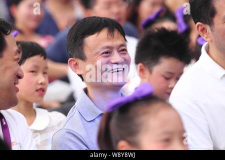 Jack Ma Yun, centre, Président du Groupe d''Alibaba, sourit à un événement de bienfaisance sur la Journée mondiale du Coeur à Hangzhou, ville de la Chine de l'est la province du Zhejiang, 28 Banque D'Images