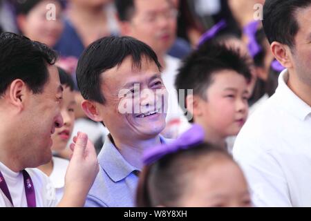 Jack Ma Yun, centre, Président du Groupe d''Alibaba, sourit à un événement de bienfaisance sur la Journée mondiale du Coeur à Hangzhou, ville de la Chine de l'est la province du Zhejiang, 28 Banque D'Images