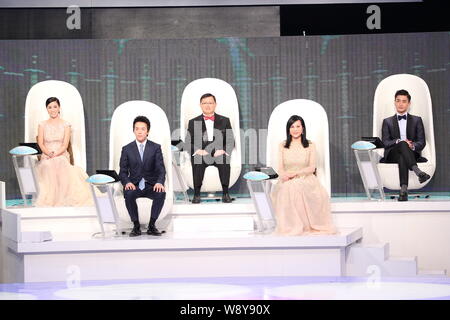 L'actrice de Hong Kong Charmaine Sheh, gauche, acteur Bosco Wong, droite, pianiste chinois Li Yundi, deuxième à gauche, et d'autres juges assister à la demi-finale de la Banque D'Images