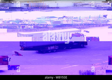 --FILE--un camion transporte un récipient de COSCO au port en eau profonde de Yangsan Shanghai International Shipping Center à Shanghai, Chine, le 8 août 2 Banque D'Images