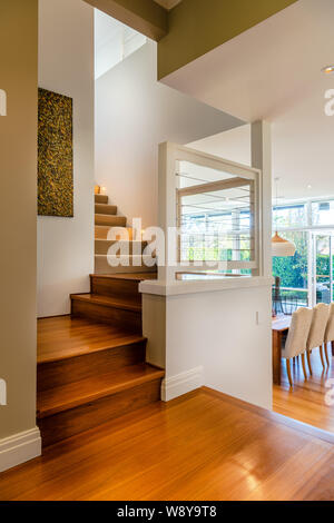 Escalier avec marches en bois dur jusqu'au niveau supérieur dans un luxueux condo ou maison de banlieue Banque D'Images