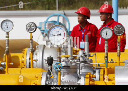 --FILE--techniciens chinois Examiner les tuyaux et les vannes de gaz naturel à un régulateur de pression d'une gare de PetroChina à Yuxi city, au sud-ouest de porcelaines Yunna Banque D'Images