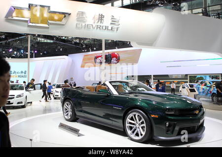 --FILE--un visiteur passe devant une Chevrolet Camaro décapotable de General Motors (GM) au cours de la 11e Chine (Shanghai) International Automobile Exhibiti Banque D'Images