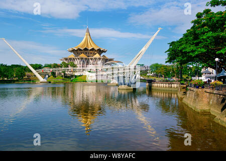 Darul Hana passerelle pour piétons et l'Édifice de l'Assemblée législative de Sarawak Kuching, Malaisie ( Borneo) Banque D'Images