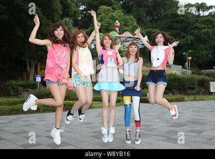 Les membres du groupe de fille Dame de la population taïwanaise célébrer lors d'un événement pour rencontrer des supporters à amusement park à Taipei, Taiwan, 24 septembre 2014. Banque D'Images
