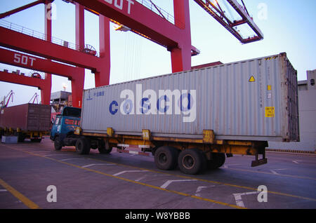 --FILE--un camion transporte un récipient de COSCO sur un quai du port de Shanghai dans Shanghai, Chine de l'est la province de Shandong, 5 avril 2014. La hea Banque D'Images