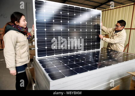 --FILE--travailleurs chinois vérifier des panneaux solaires à l'usine de Shandong Hilight -Solar Co., Ltd. à Binzhou Zouping county, ville, est de la Chine Shandong du pr Banque D'Images
