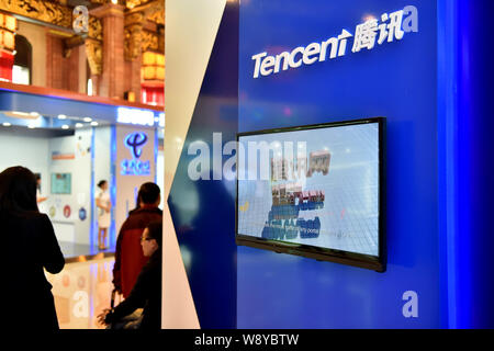 --FILE--visiteurs passent devant le stand de Tencent durant la première Conférence Internet exposition à Wuzhen ville, Tongxiang city, East China's Zhe Banque D'Images