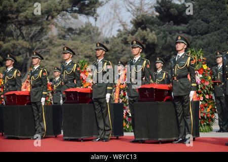 PLA chinoise (People's Liberation Army) soldats escortent les cercueils de soldats tués à la guerre de Corée au Martyr's Park à Shenyang city, au nord-est C Banque D'Images