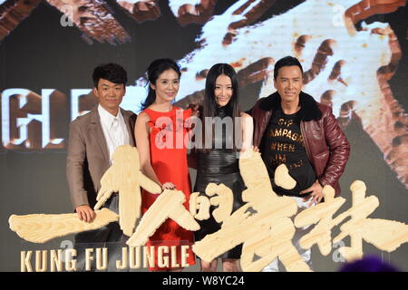 (De gauche) acteur chinois Wang Baoqiang, actrice de Hong Kong Charlie Yeung, l'actrice chinoise Bai Bing et Hong Kong l'acteur Donnie Yen poser pendant une presse Banque D'Images