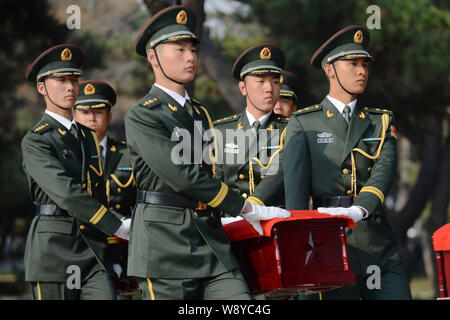 PLA chinoise (People's Liberation Army) soldats escortent un cercueil d'un soldat tué dans la guerre de Corée au Martyr's Park à Shenyang, au nord-est de la ville Chi Banque D'Images