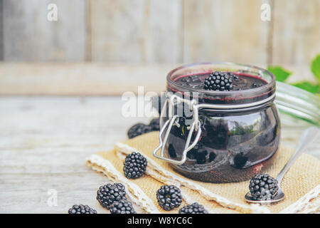 Confiture dans un pot. Selective focus nature. Banque D'Images