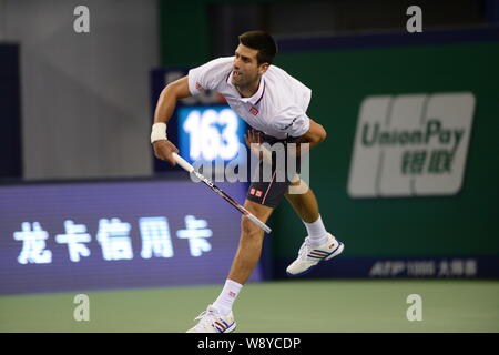 Novak Djokovic la Serbie contre Mikhail Kukushkin sert du Kazakhstan dans le troisième tour de la masculin au cours de la Rolex Masters de Shanghai 2014 Banque D'Images