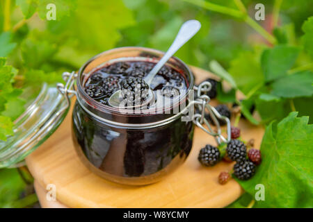 Confiture dans un pot. Selective focus nature. Banque D'Images