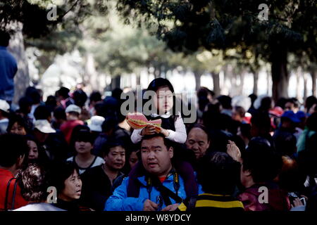 Foule de touristes la banque du lac Kunming en tant que première dame des États-Unis Michelle Obama, ses filles et sa mère, accompagné de nouveau l'ambassadeur américain au Banque D'Images