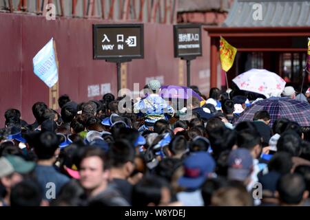 --FILE--une foule de touristes la queue pour entrer dans la Cité Interdite à Beijing, Chine, 21 mars 2014. La Chine sera le moteur d'une décennie, o Banque D'Images