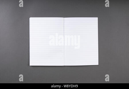 Ordinateur portable ouvert avec des pages blanches. Modèle d'identité Banque D'Images