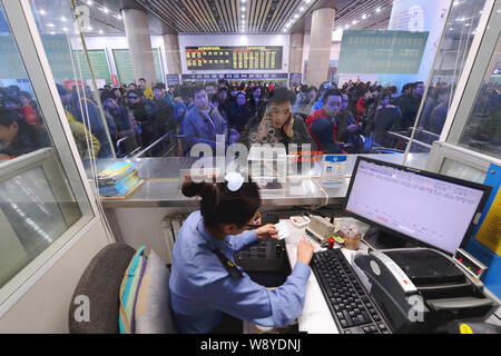 Les passagers chinois la queue pour acheter des billets de train qu'ils reviennent au pays pour le prochain Nouvel An chinois, ou Fête du Printemps, à l'EMTE Beijing Banque D'Images