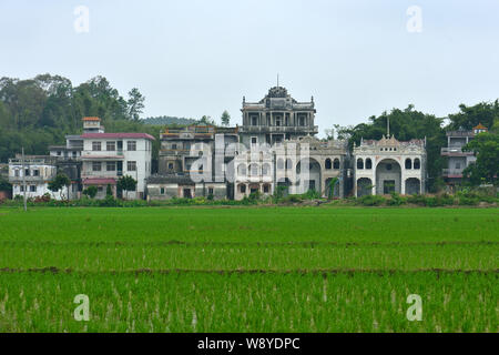 Avis de Kaiping Diaolou de Kaiping (tours de guet), comté de Jiangmen city, province de Guangdong, en Chine du sud 11 août 2012. Banque D'Images