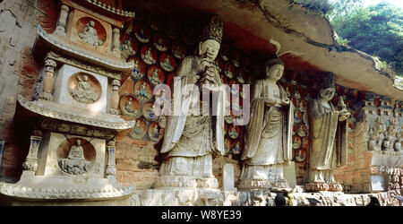 Avis de sculptures rupestres de Dazu sur le mont Baoding, ou Bao Ding Mountain, dans le comté de Dazu, Chongqing, Chine. Banque D'Images