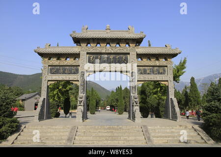 Avis de Monastère de Shaolin et sa forêt de Pagode les Monuments Historiques de Dengfeng au centre du ciel et de la terre dans la ville de Dengfeng, centre de Menton Banque D'Images