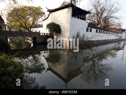 Vue sur le jardin, un refuge pour les couples ou Ouyuan jardin, de jardins classiques de Suzhou à Suzhou City, province de Jiangsu, Chine de l'Est, 4 décembre 2011. Banque D'Images