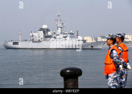 Les soldats de l'Armée populaire de libération chinoise (PLA) Navy Beihai (Chine du Nord) Fleet montent la garde comme la frégate Prairial F731 de la Marine Nationale arrive Banque D'Images