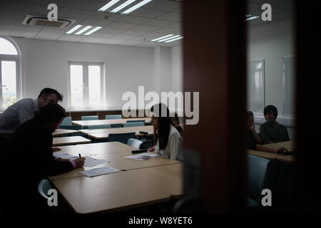 Les étudiants étrangers s'asseoir dans une salle de classe au campus de Wellington College International Shanghai à Pudong, Shanghai, Chine, 25 août 2014. Le nouveau Banque D'Images
