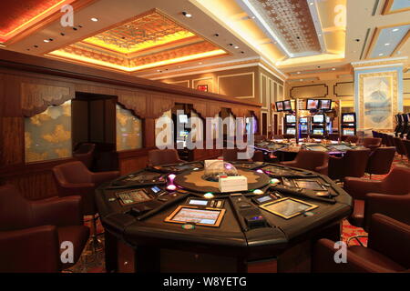 --FILE--Intérieur de l'hôtel Conrad Macao Cotai Central Sands casino à Macao, Chine, 30 mars 2012. Les revenus du casino Macaus ont diminué pour la première fois en fiv Banque D'Images