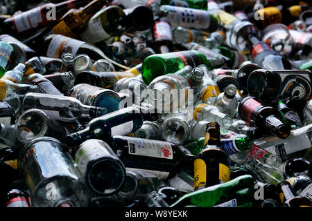 Bouteilles verre vide dans l'extérieur skip to public house. Banque D'Images