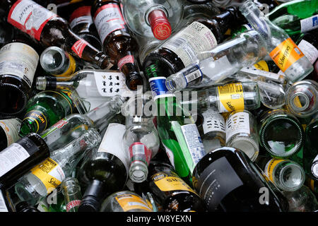 Bouteilles verre vide dans l'extérieur skip to public house. Banque D'Images