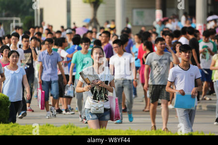 Les élèves quittent le campus après avoir terminé l'examen d'entrée National College (Gaokao) dans une école secondaire de Huaibei ville, à l'est la province de l'Anhui, Chine 8 Banque D'Images