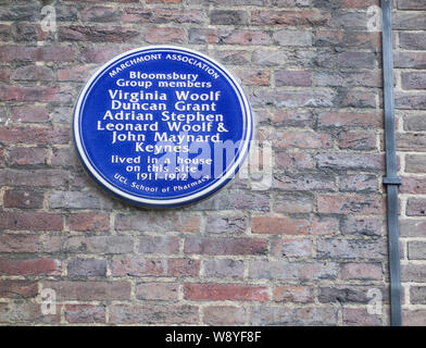 Blue plaque commémorant le Bloomsbury Group members : Virginia Woolf, Duncan Grant, Adrian Stephen, Leonard Woolf et John Maynard Keynes, London, UK Banque D'Images