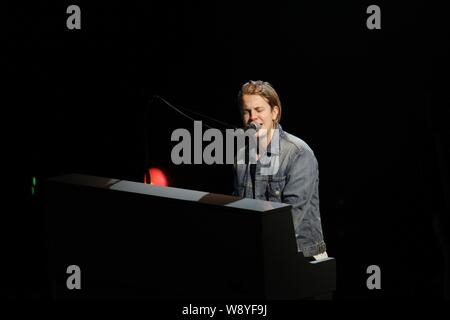 Chanteur Tom Odell effectue au cours d'un concert de ventilateur à Shanghai, Chine, le 30 novembre 2014. Banque D'Images