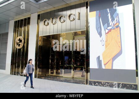 --FILE--un piéton passe devant une boutique de mode de Gucci à Fuzhou City, dans le sud-est de la province de Fujian en Chine, 14 novembre 2014. La mode italienne hou Banque D'Images