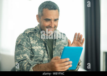 L'homme militaire se sentir heureux en voyant sa famille sur l'écran Banque D'Images