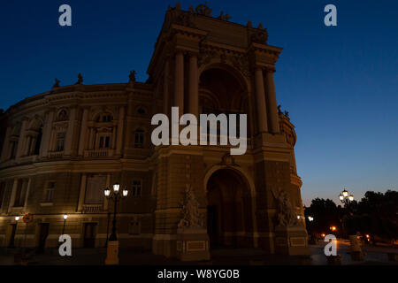 L'Ukraine, Odessa, 13 juin 2019. Vue de la façade de l'opéra national academic building éclairé avec des lumières de rue très tôt le matin Banque D'Images