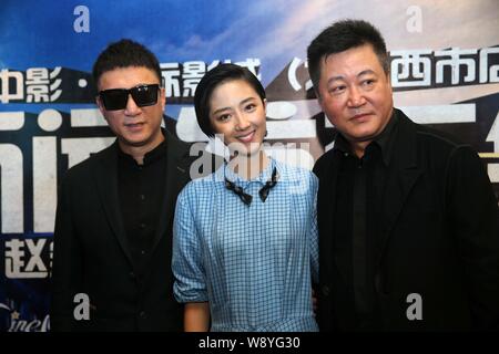 (De gauche) chinois Sun Honglei acteur, actrice taïwanaise Gwei Lun-Mei et réalisateur chinois Zhao Baogang He posent lors d'une conférence de presse pour leur film Banque D'Images