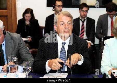 Mark Boleat, centre, Président de la ville de Londres et de la politique ressources humaines, le comité assiste à un financier Sino-UK table ronde à Londres, Royaume-Uni, 11 septembre 20 Banque D'Images