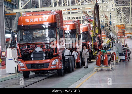 --FILE--travailleurs chinois assemblage de camions sur la ligne d'assemblage à une usine automobile de Dongfeng Véhicule Commercial Company, à Urumqi city, dans les Chines Banque D'Images