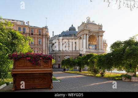 L'Ukraine, Odessa, Rishelievska street, 13 juin 2019. Vue de côté de l'opéra au début de la matinée au cours d'une journée ensoleillée avec un piano vintage Banque D'Images