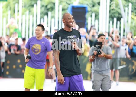 NBA superstar Kobe Bryant, avant, sourit à une réunion du ventilateur au cours de sa visite en Chine à Shanghai, Chine, le 2 août 2014. Banque D'Images
