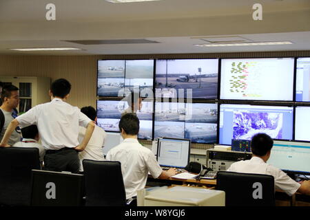 --FILE--employés chinois travaillent dans le centre de commande à l'Aéroport International de Tianhe de Wuhan à Wuhan, Hubei Province du centre de la Chine, 22 Juillet Banque D'Images