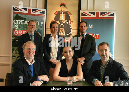 L'actrice chinoise Qin Hailu, centre avant, pose avec les responsables britanniques au cours d'une conférence de presse pour le Grand Film Tours à Londres, Royaume-Uni, le 4 juin 2014. Banque D'Images