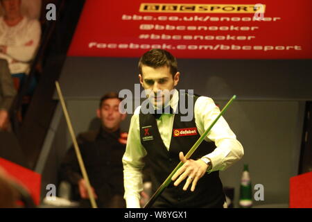 Mark Selby, d'Angleterre se prépare à jouer un coup contre Ronnie OSullivan de l'Angleterre en finale de la World Snooker Championship à Sheffield, Angleterre Banque D'Images