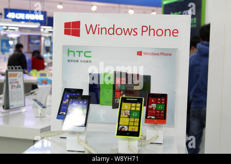 --FILE--smartphones HTC s'affichent dans un magasin à Shanghai, Chine, 27 mars 2014. Smartphone HTC lutte bouilloire a déclaré mardi (6 mai 2014) Banque D'Images